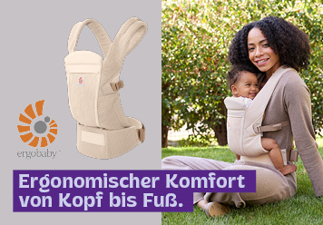 NEU: ergobaby Omni Lite. Ergonomischer Komfort von Kopf bis Fuß. Frau sitzt im Garten mit Baby in der Trage.
