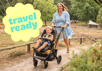 Mutter schiebt ihren Sohn im Buggy. Travel ready.