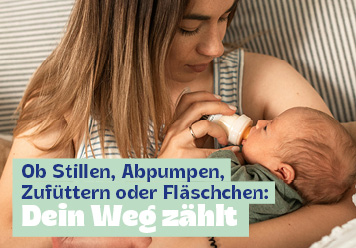 Ob Stillen, Abpumpen, Zufüttern oder Fläschchen: Dein Weg zählt. Mutter mit Baby auf dem Arm. Baby bekommt Fläschchen.