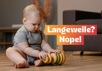 Baby sitzt aufm Boden und spielt mit Stapelspielzeug: Langeweile? Nope!