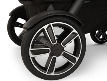 Buggy der kinderwagen in schwarz und silber.