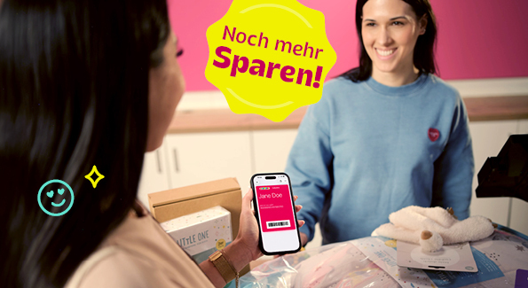 Frau hält Handy mit der BabyOne Card Wallet in der Hand - Noch mehr sparen