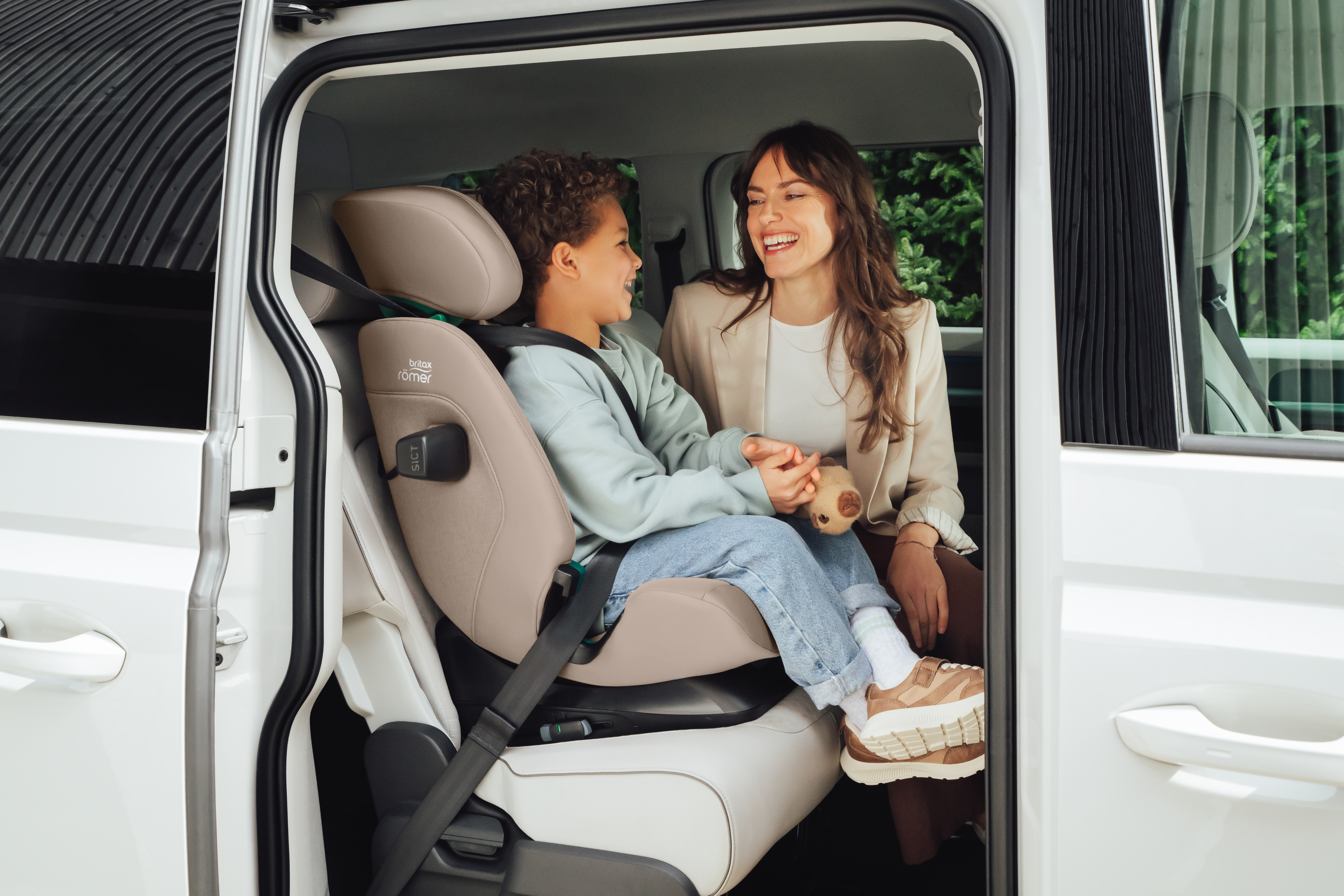 Kindersitze 15-36 kg, Gruppe 2/3, Britax Römer, Beige – Besonderheit: mit nur zwei Klicks ist der SAFEFIX dank ISOFIX Konnektoren installiert, während Anzeigen die korrekte und sichere Befestigung bestätigen 