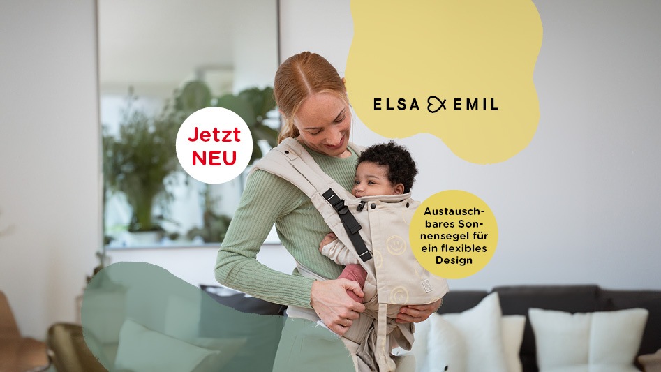 Eine frau, die ein baby in einer schlinge hält.