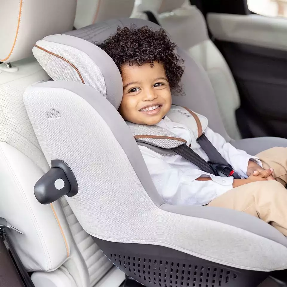 Kind ein, das auf dem rücksitz eines autos sitzt.