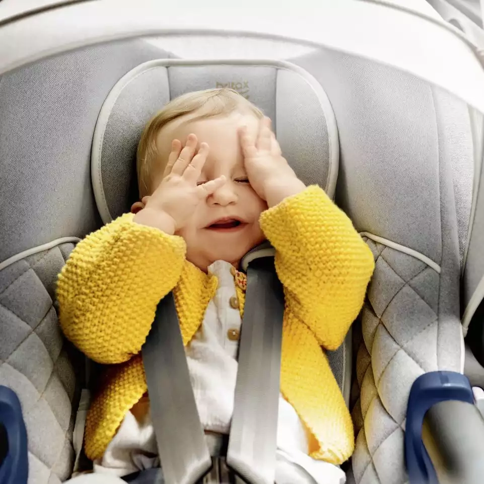 Baby ein, das auf einem autositz schläft.