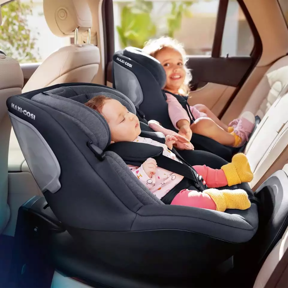 Baby ein auf einem autositz.